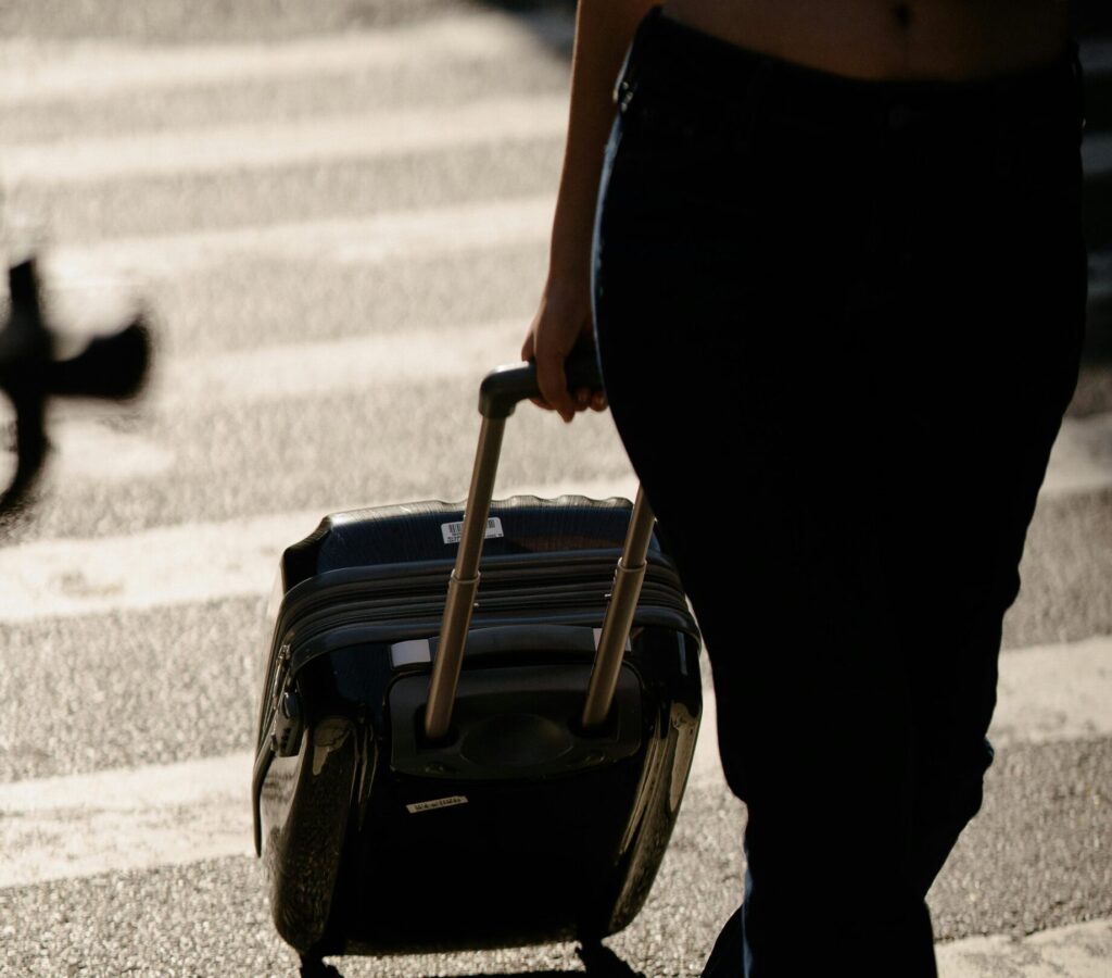 הליכה עם מזוודה לפני העליה למטוס